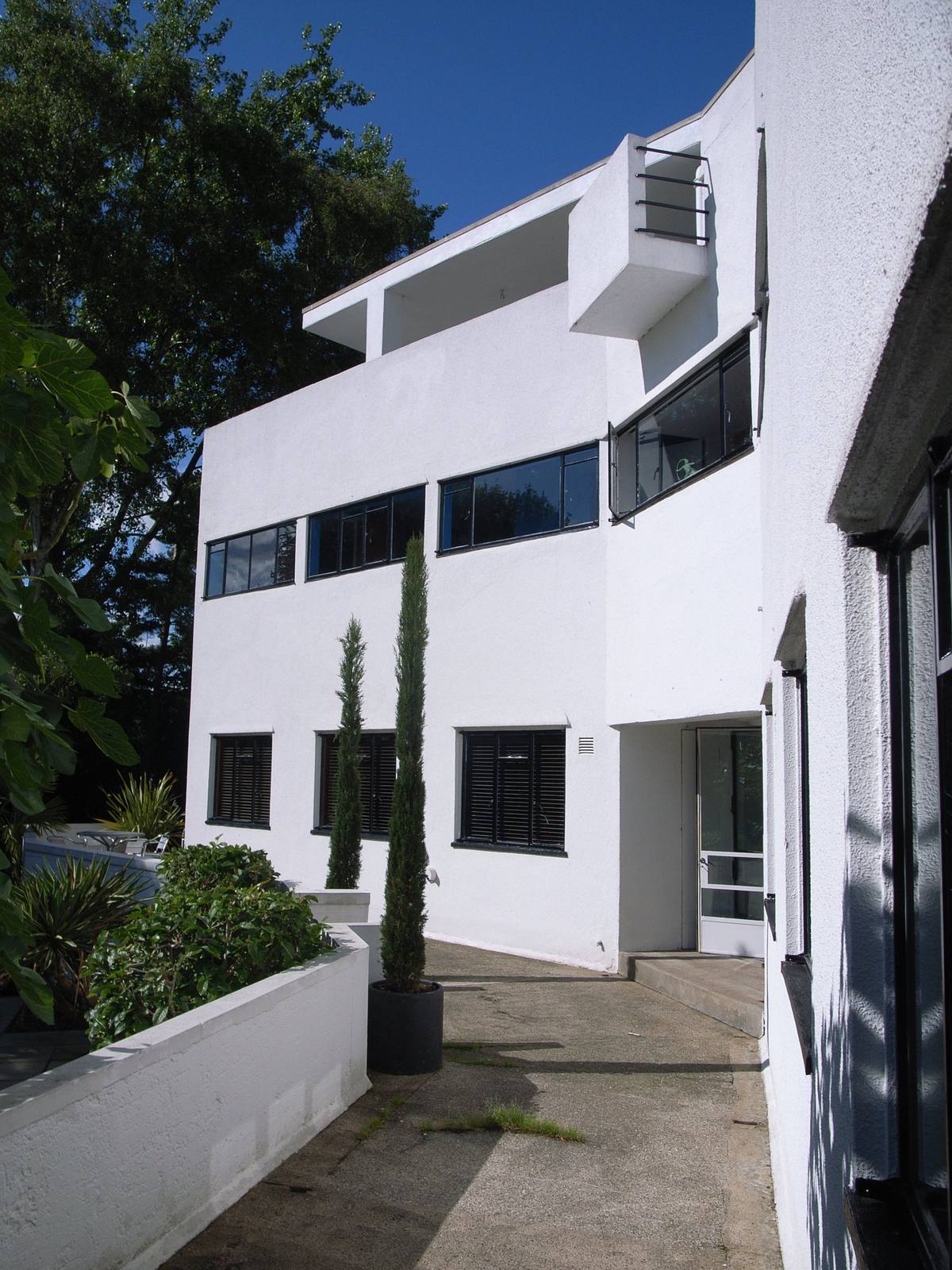 High and Over, Amersham, the Y shaped modernist house in its Chilterns setting