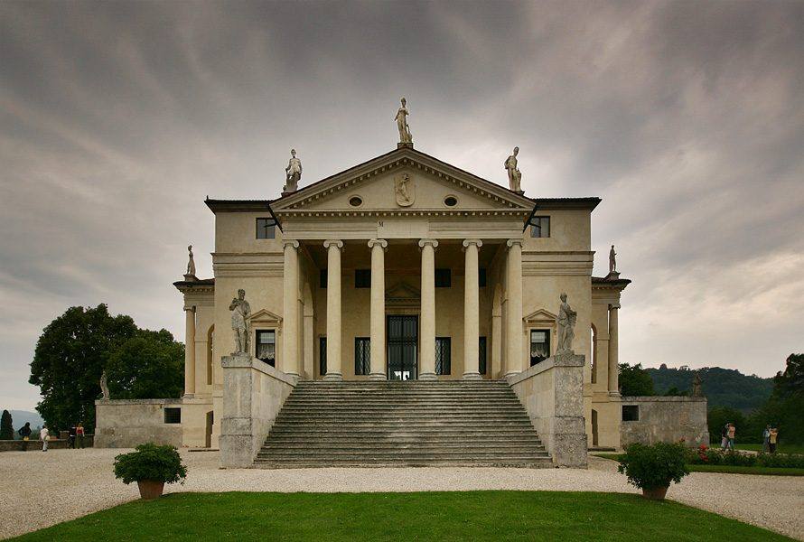 Villa Rotonda, Vicenza, the front elevation with its flight of steps and statues