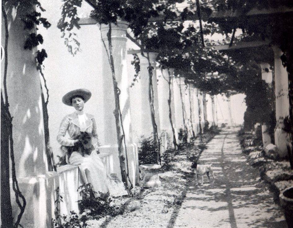 Villa San Michele, Capri, a period photograph of the pergola around 1903
